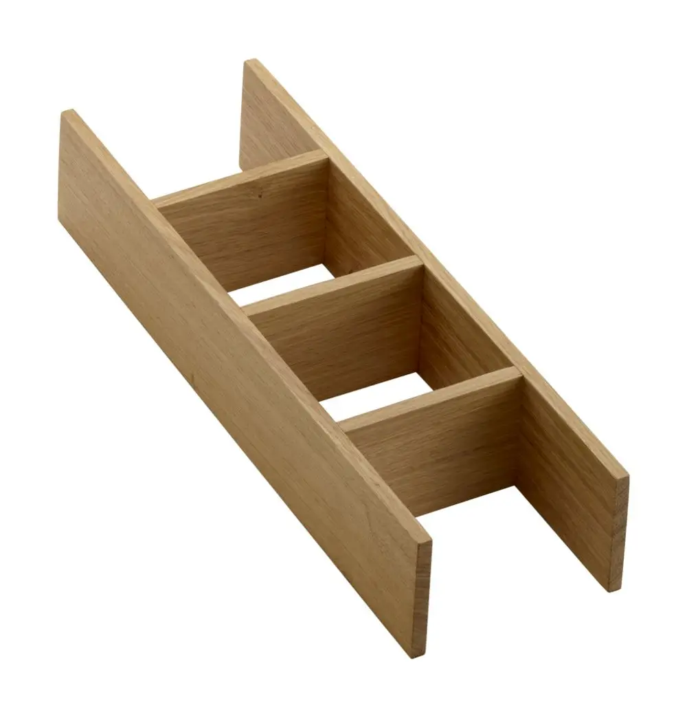 Schubladeneinteilung aus hellem Holz mit mehreren Fächern. Geeignet für die Organisation von Inhalten in einem Schubkasten. Produkt von Hansgrohe.